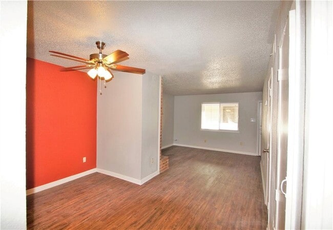 Building Photo - 1320 Southport Dr