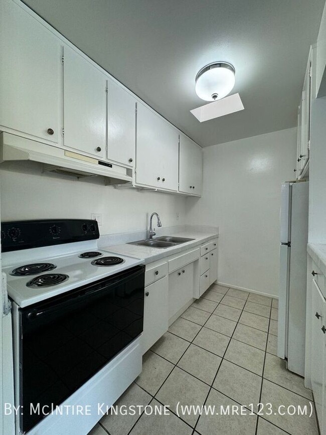 Building Photo - Move-in Specials Await in this Spacious 2B...