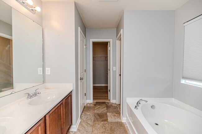 Building Photo - 2441 Westgate Dr