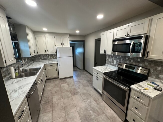 Building Photo - 2 Bed 1 Bath home minutes from everything ...