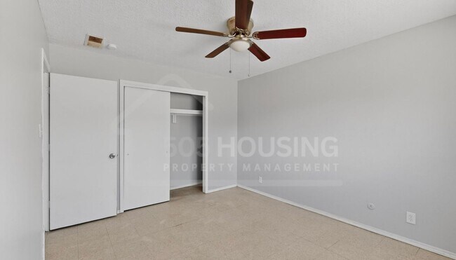 Building Photo - Spacious 2-Bedroom Unit Near Kirtland Air Force Base