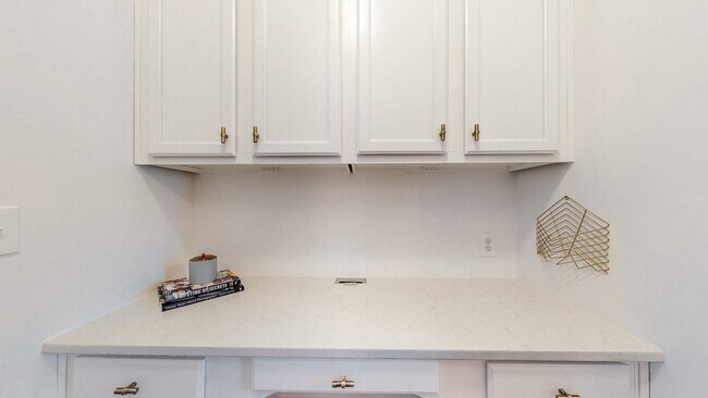 Building Photo - 553 Rosedale Ave