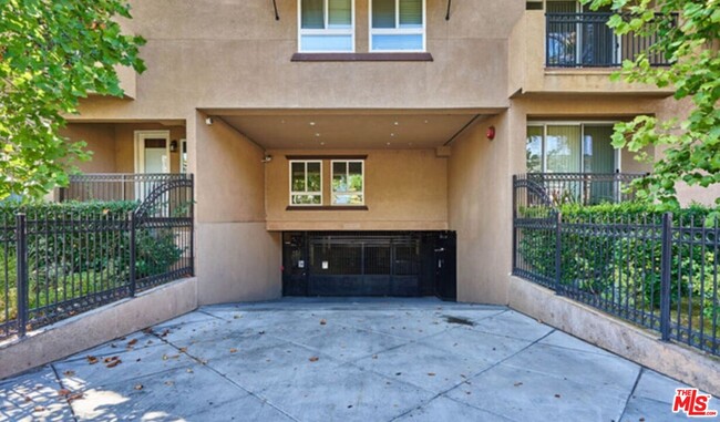Building Photo - 1401 S St Andrews Pl