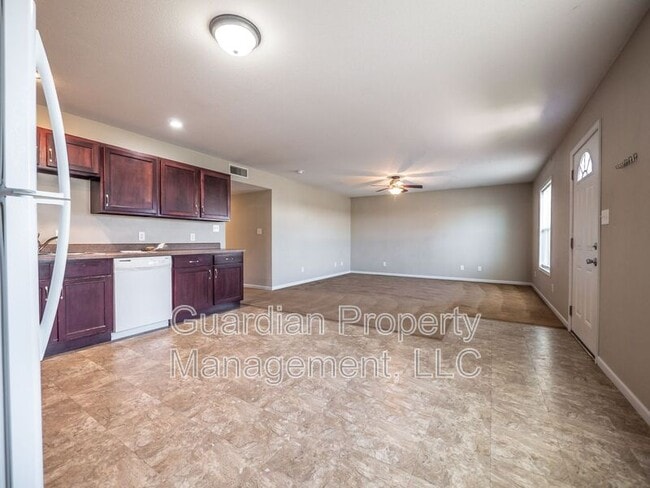 Building Photo - 214 E 1st St