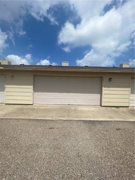 Building Photo - 7252 Mansions Dr