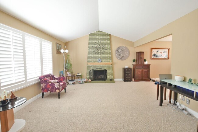 Building Photo - Beautiful 3 Bedroom + Office 2.5 Bath Home...