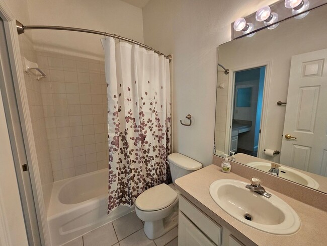 Building Photo - 2 Bedroom, 1.5 bath townhome in gated comm...