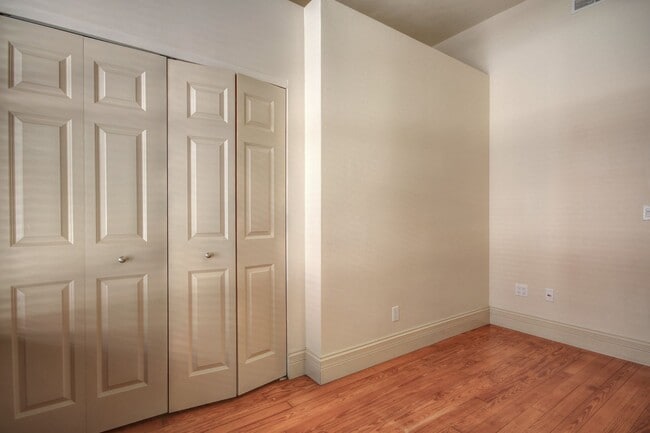 Building Photo - 10 E Main St