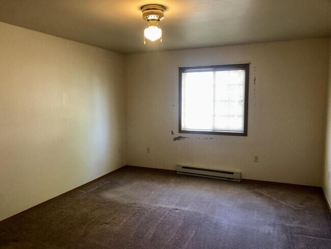 Building Photo - 451 Linden Dr