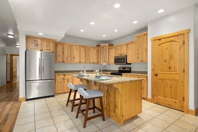 Building Photo - 3 Bed 2 Bath Condo!