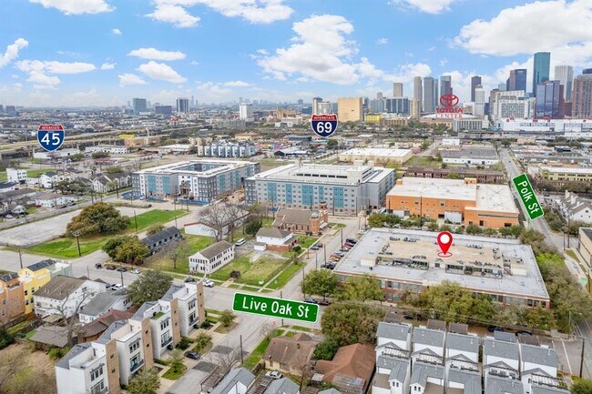 Primary Photo - 1312 Live Oak St