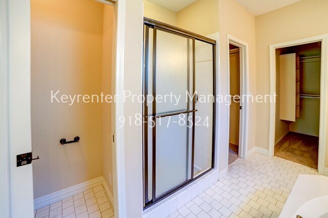 Building Photo - Beautiful home across from Jenks Middle School
