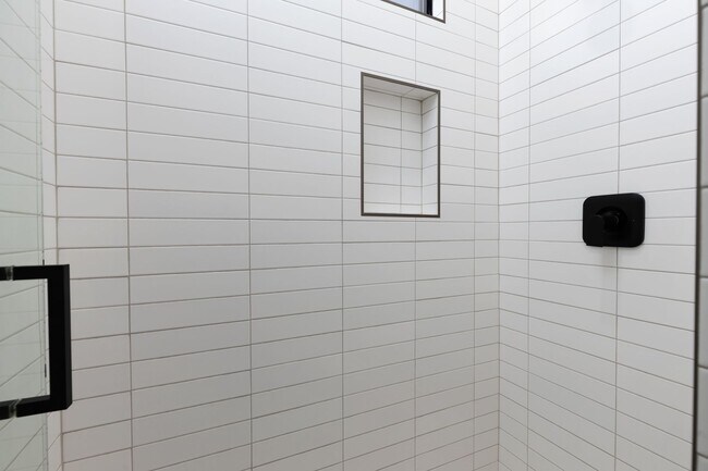 Building Photo - 6 bed / 4 bath / 3 car garage custom home in Pecan Valley