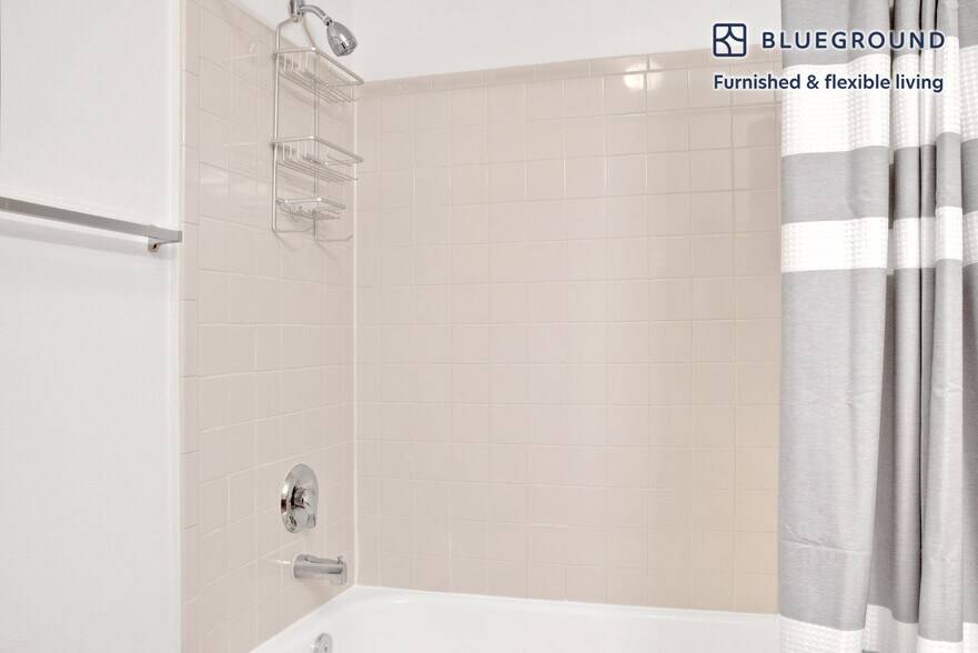 Building Photo - 11000 NE 10th St