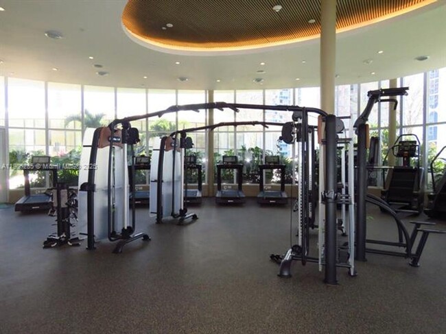 Building Photo - 700 NE 24th St