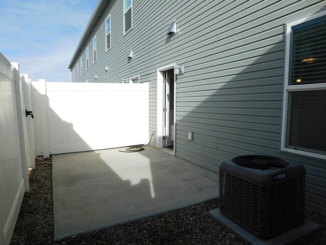 Building Photo - Modern Energy Star Condo