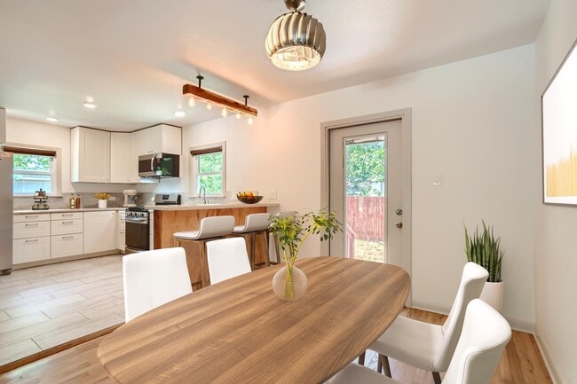 Building Photo - Updated Highland home with mid-century charm