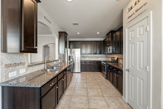 Building Photo - 5531 Drumlin Field Way