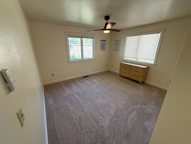 Building Photo - 3 Bed 2 Bath Large Beautiful Home