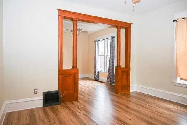 Building Photo - Gorgeous 3 Bed 1 Bath Home! Updated Applia...