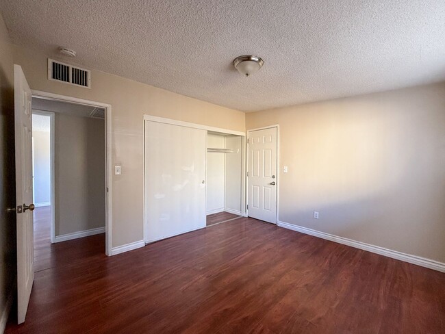 Building Photo - 29 Palms Home with Garage