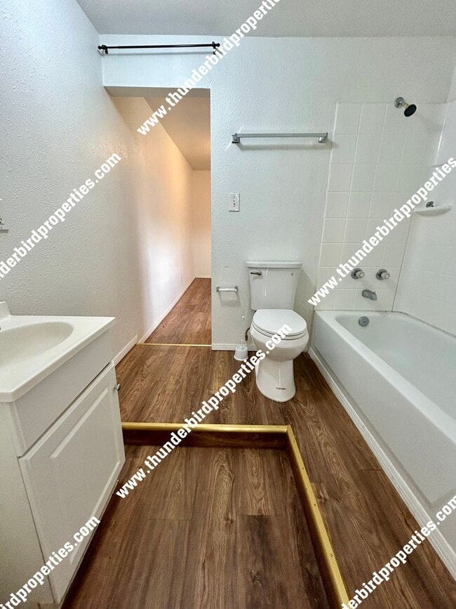 Building Photo - 1 Bedroom, 1 Bathroom near CNM Area Availa...