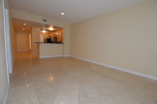 Building Photo - Meridian - Unfurnished 2 Bdrm / 2 Ba Condo - 1 1/2 Blocks off the Strip