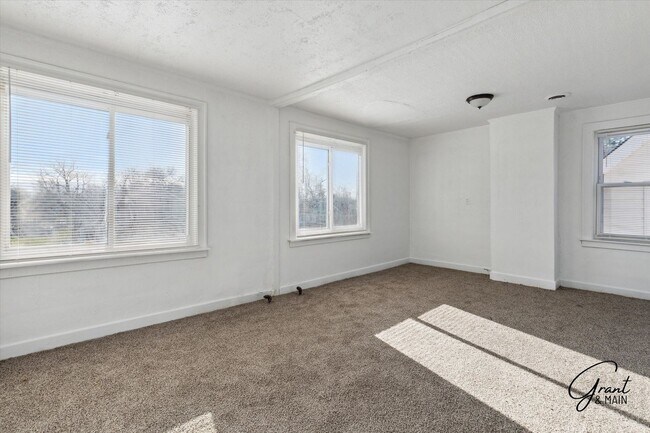 Building Photo - 2 bedroom $1200