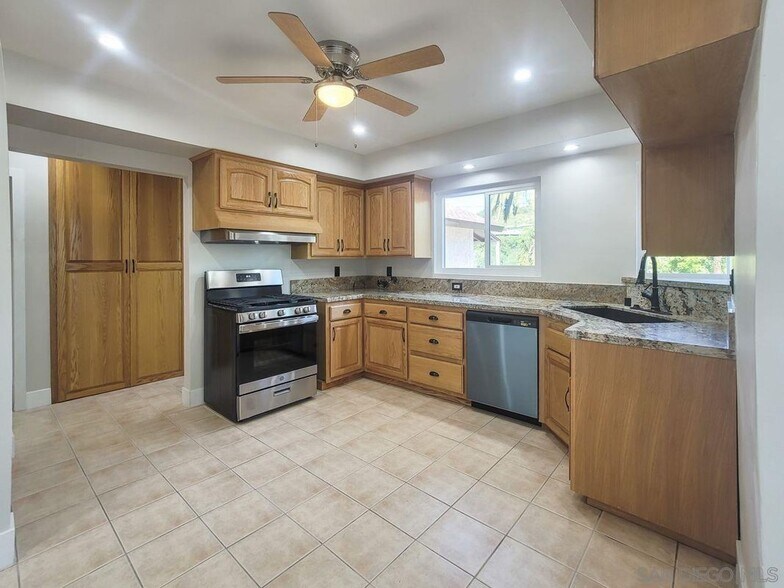 Building Photo - 151 W Hillside St