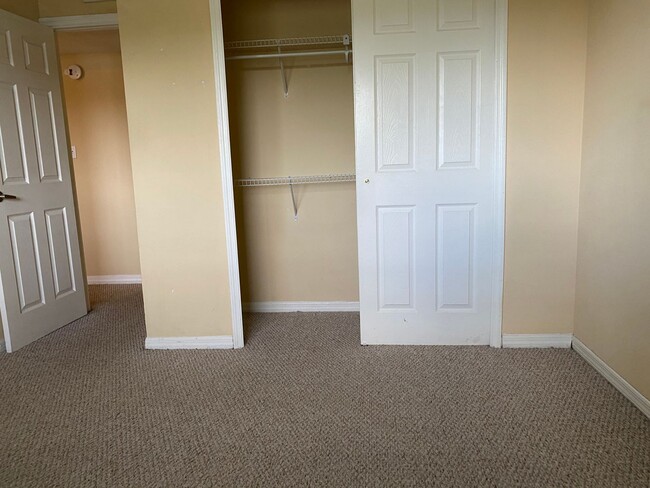 Building Photo - 2 Bed 1 Bath 2nd Floor Unit With Balcony I...