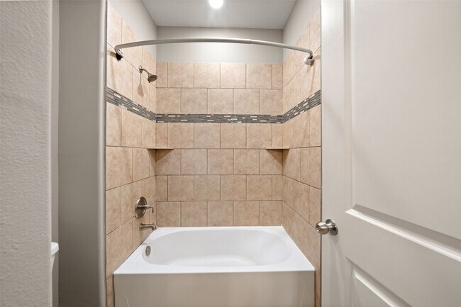 Building Photo - 1413 E April Villa