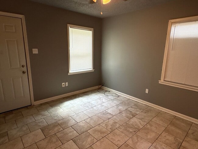 Building Photo - Newly Refreshed 1 bedroom 1 bathroom Duplex - Open To Section 8