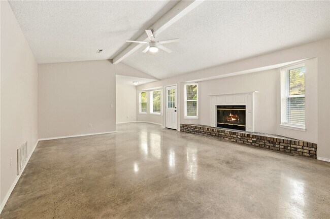 Building Photo - 2146 Loren Cir