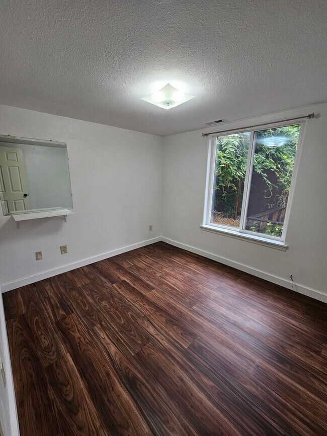 Building Photo - 2982 Rosedale Terrace
