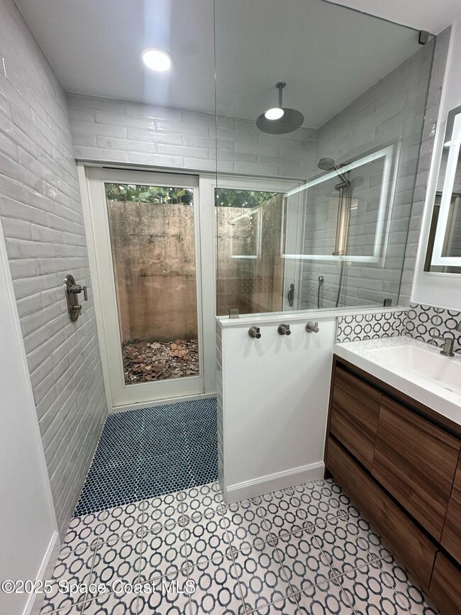 Building Photo - 302 W Osceola Ln