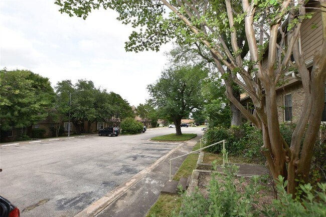 Building Photo - 11404 Walnut Ridge Dr