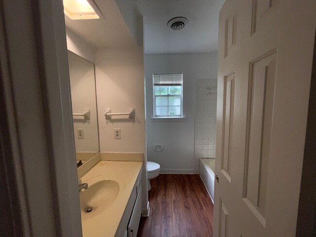 Building Photo - 3 bed 2 bath town home available in NE Jac...