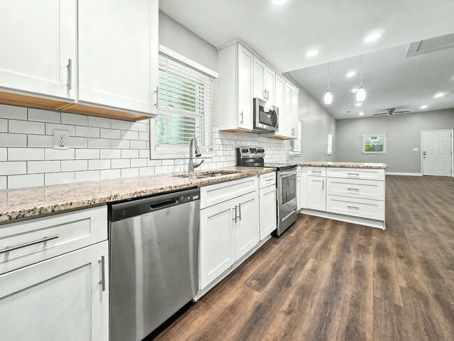 Building Photo - 960 Sims St SW