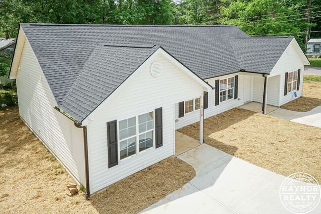 Building Photo - 411 S Chavis St