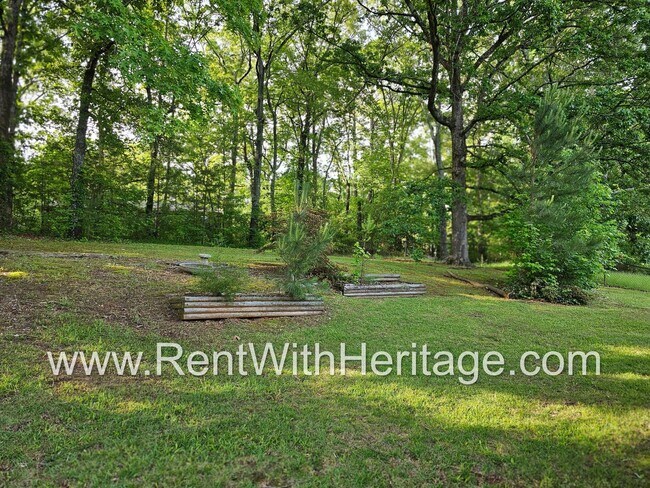 Building Photo - Amazing 4 Bedroom/ 2 Bath Home / Bonus Roo...