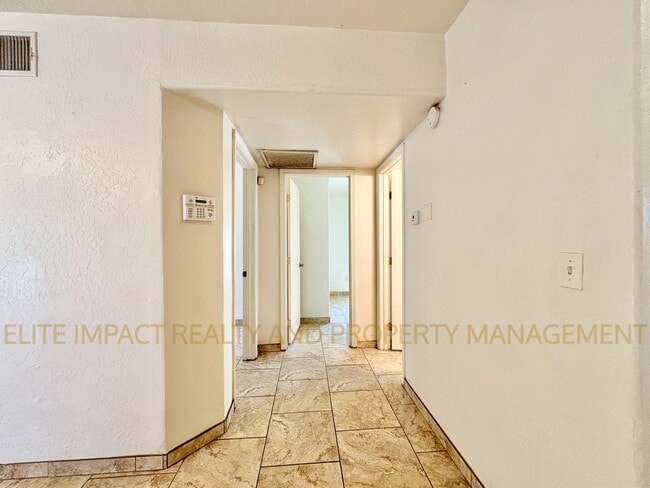Building Photo - 1628 N Venice Ave