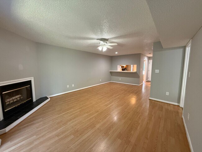 Building Photo - Condo in Lake Vista