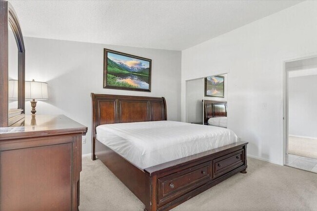 Building Photo - Charming 3 beds 2 baths in Centennial! Own...