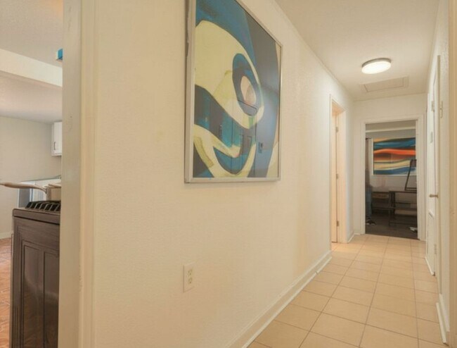 Building Photo - 831 Rouse St