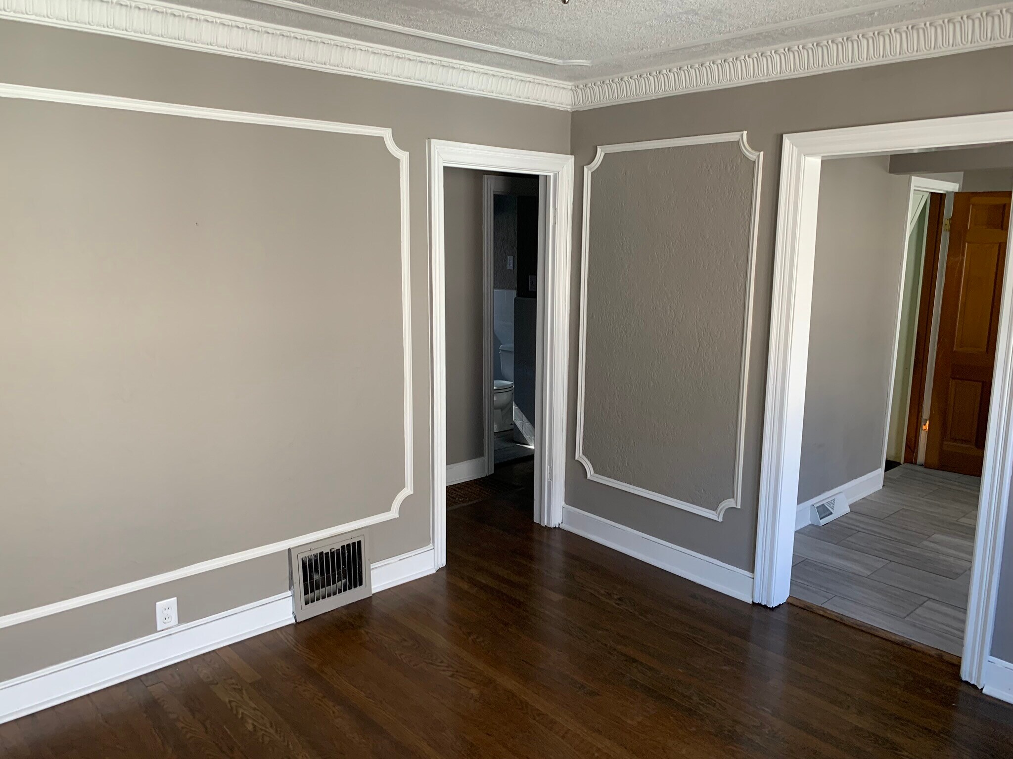 Building Photo - 706 E 71st Ter