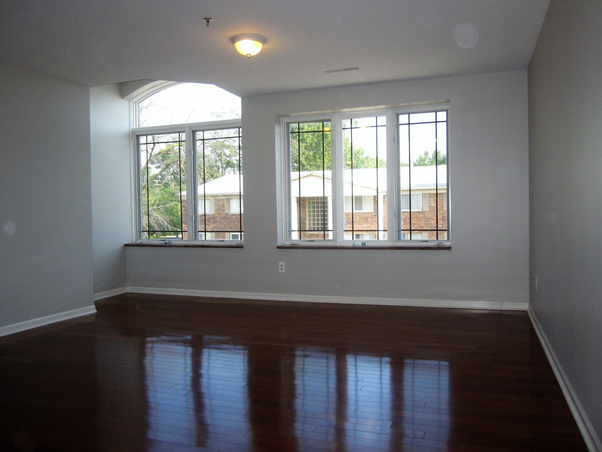 Building Photo - 614 E 11 Mile Rd