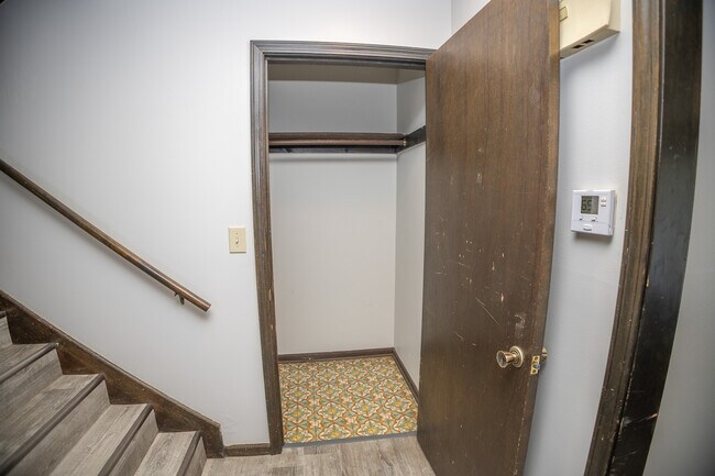 Building Photo - 493-495 Perrey Dr