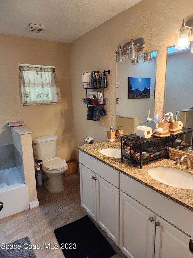 Building Photo - 890 Spirea Dr