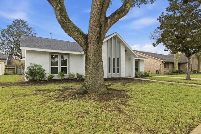 Building Photo - 2906 Colonial Dr