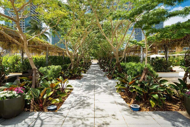 Building Photo - 1425 Brickell Ave